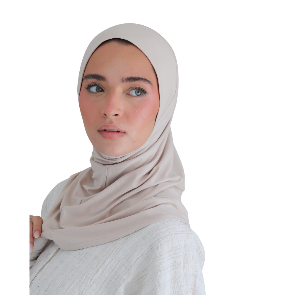 حجاب قطن قطعة واحدة لون بيج فاتح ALTOBEH - تغطية كاملة وثبات بدون دبابيس.